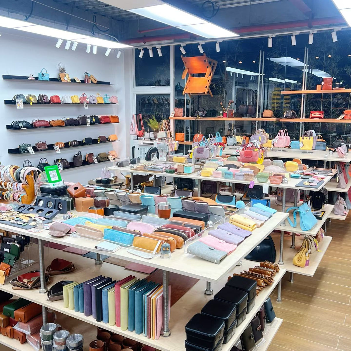 Handbag accessory showroom in the Sunchain photo collection