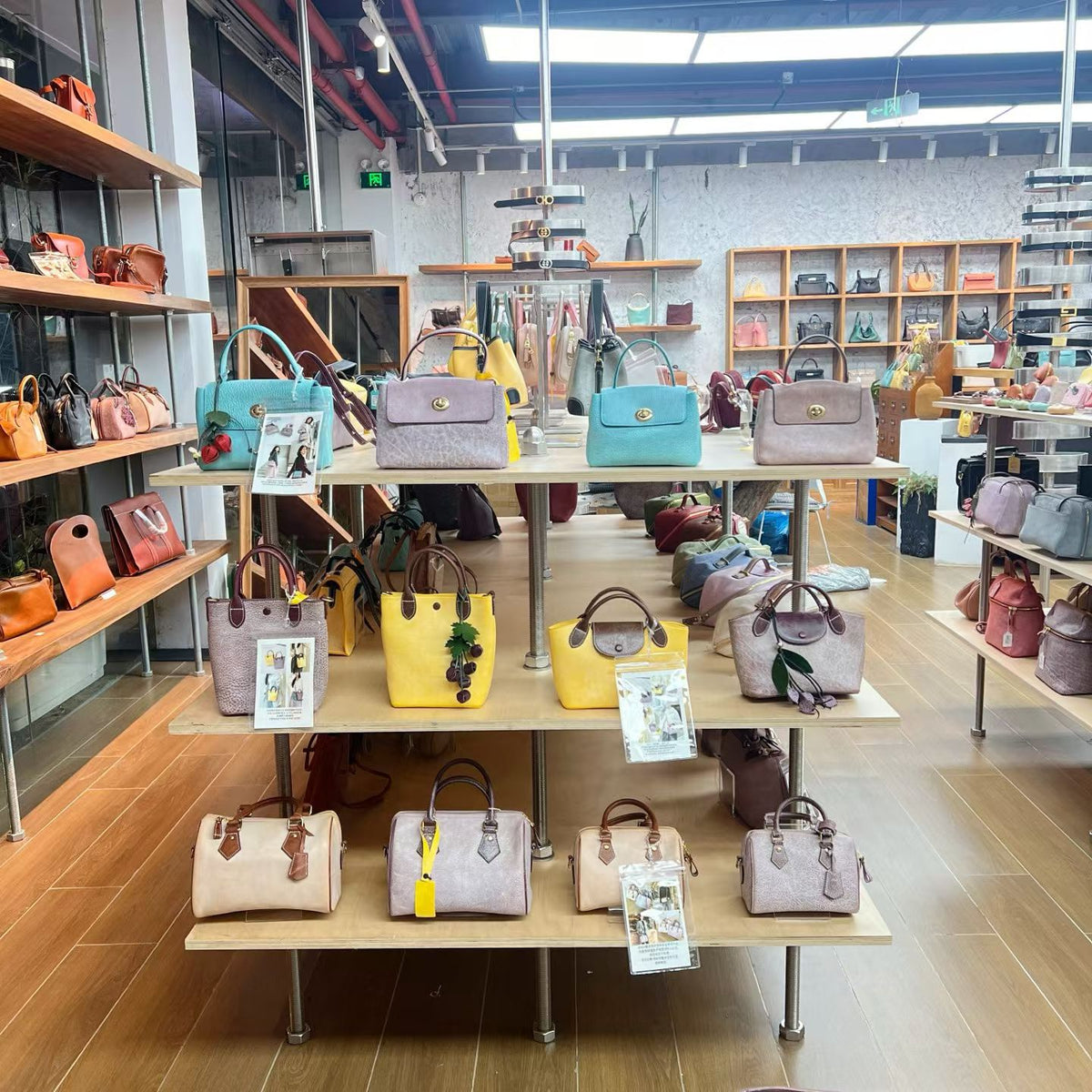 Top-handle showroom in the Sunchain photo collection